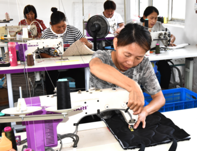 靈璧縣馮廟鎮(zhèn):縫紉加工帶動農(nóng)民家門口就業(yè)